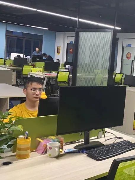 奋战一线丨龙8头号玩家人的假期这样过