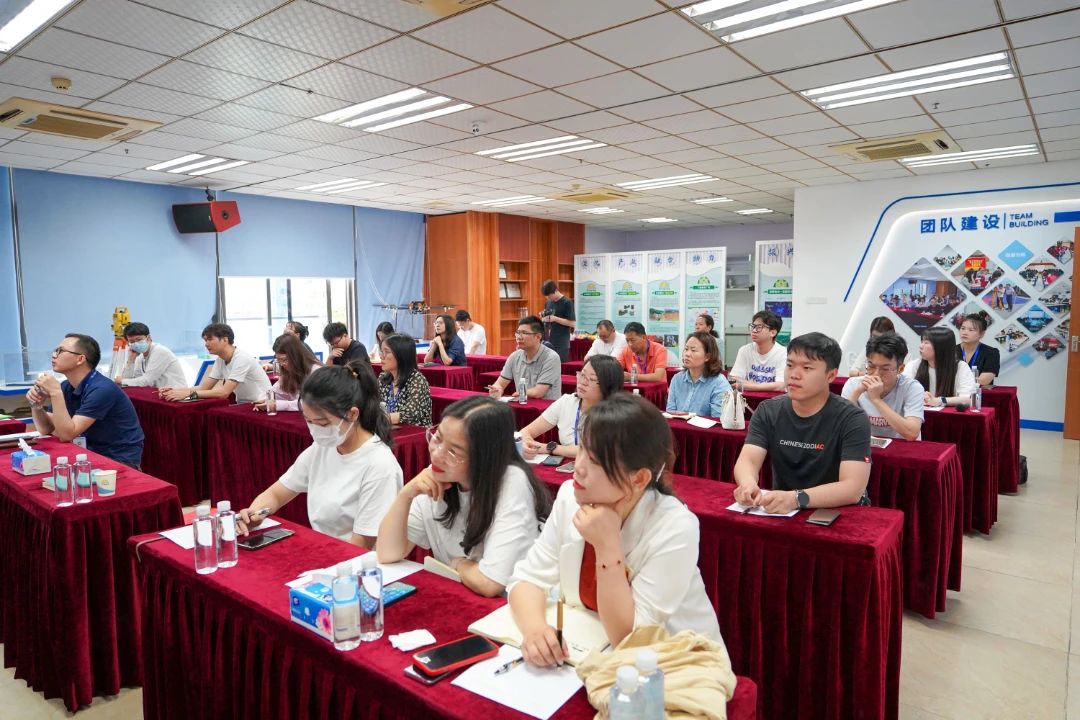 龙8头号玩家集团引领AI风潮，全员学习共创发展