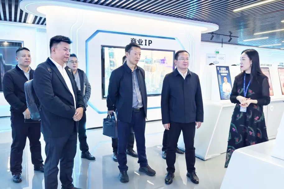铜仁市大数据局党组书记、局长雷宏一行莅临龙8头号玩家集团参观交流