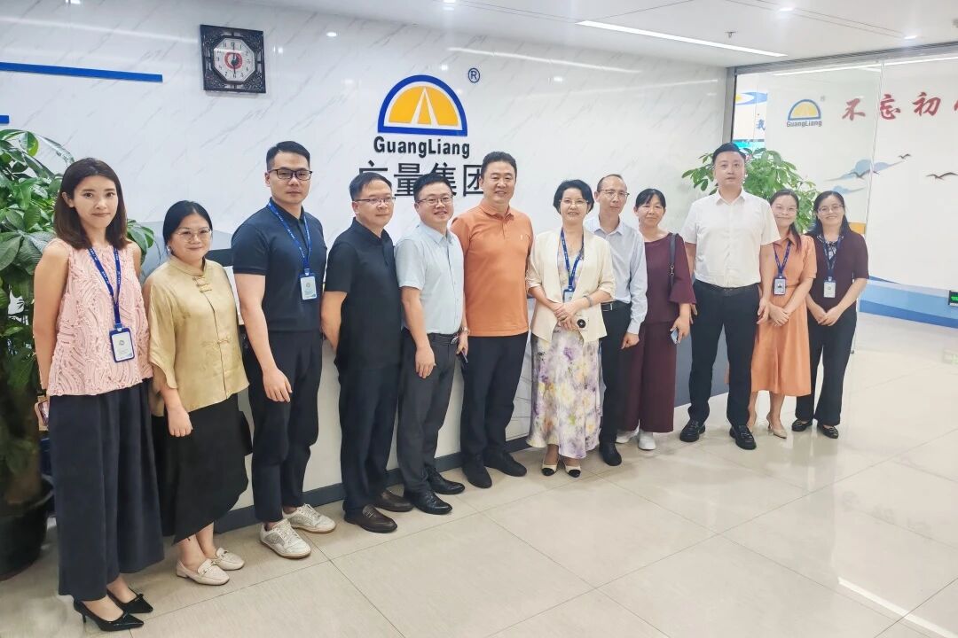 龙8头号玩家集团丨贵州大数据局领导莅临参观，共探实景三维+数据要素资产化驱动的AI融合发展